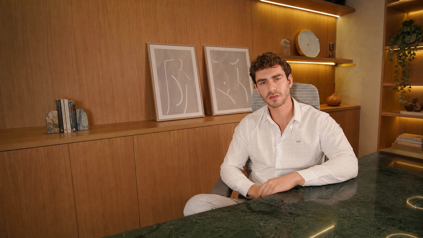 Caian Maroni, nutricionista, em seu consultório