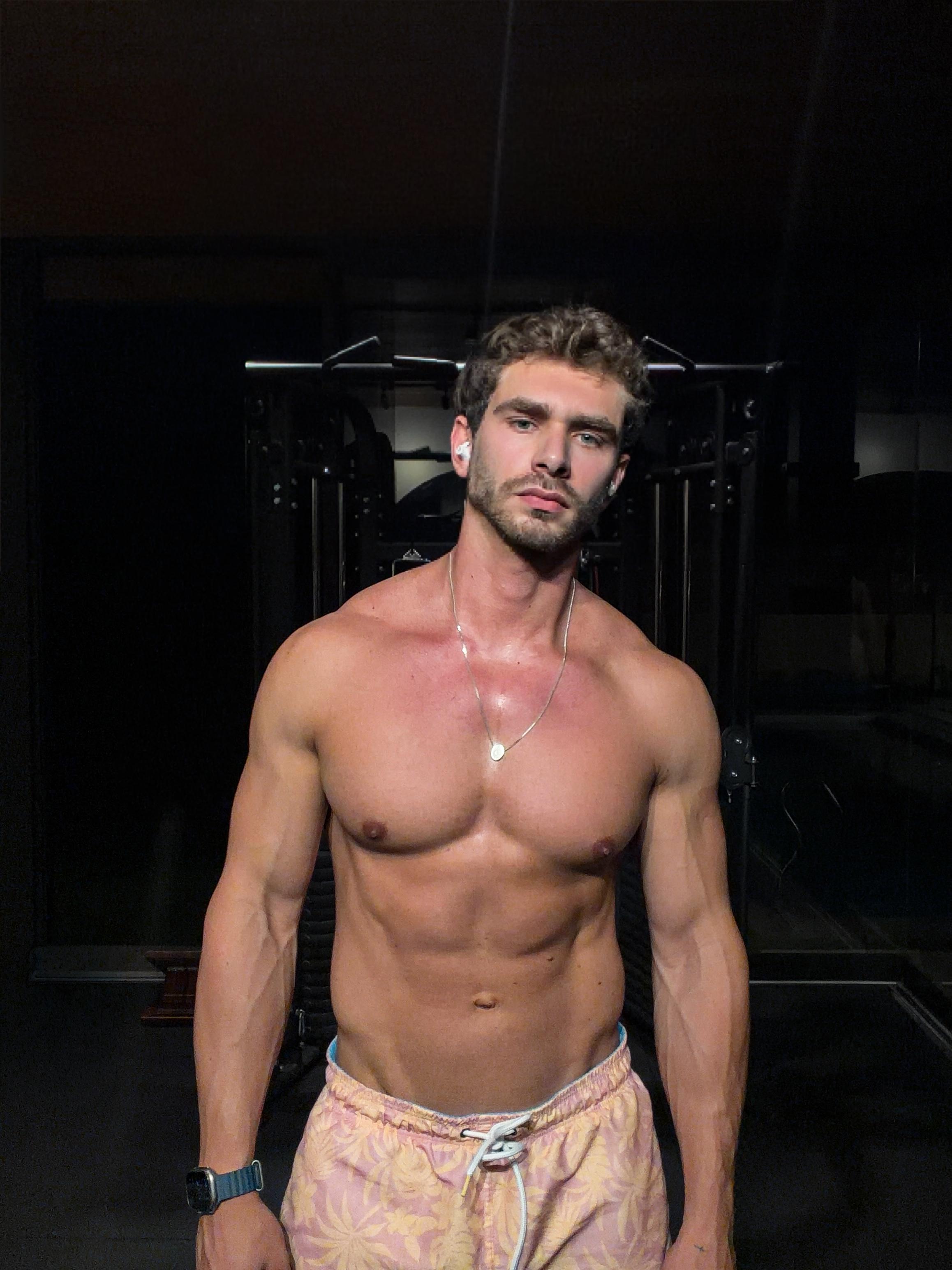 Caian Maroni depois, com ganho de massa muscular e mais definição